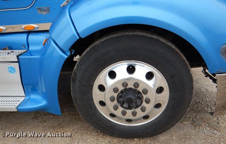 image for item DH7523 2013 Peterbilt 386  semi truck