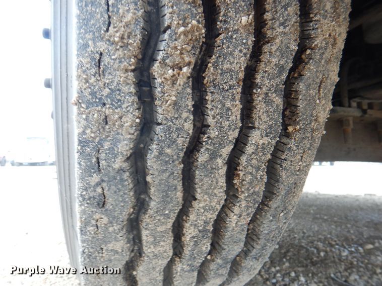 image for item DH7523 2013 Peterbilt 386  semi truck