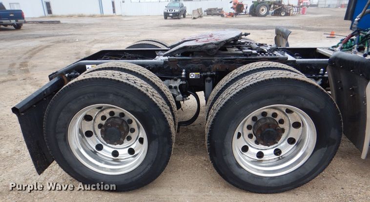 image for item DH7523 2013 Peterbilt 386  semi truck