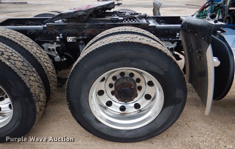 image for item DH7523 2013 Peterbilt 386  semi truck