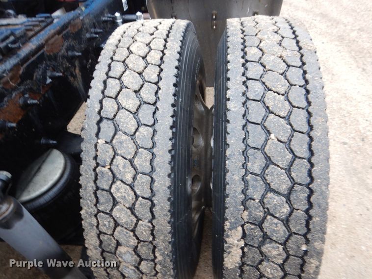 image for item DH7523 2013 Peterbilt 386  semi truck