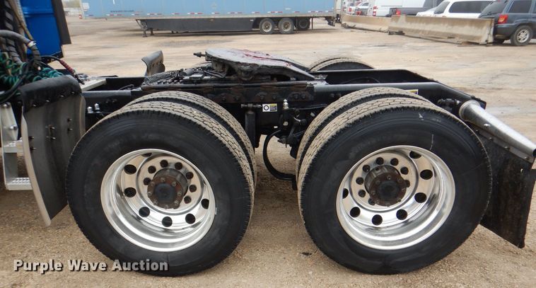 image for item DH7523 2013 Peterbilt 386  semi truck