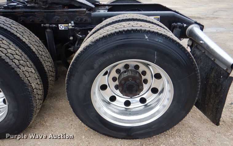 image for item DH7523 2013 Peterbilt 386  semi truck