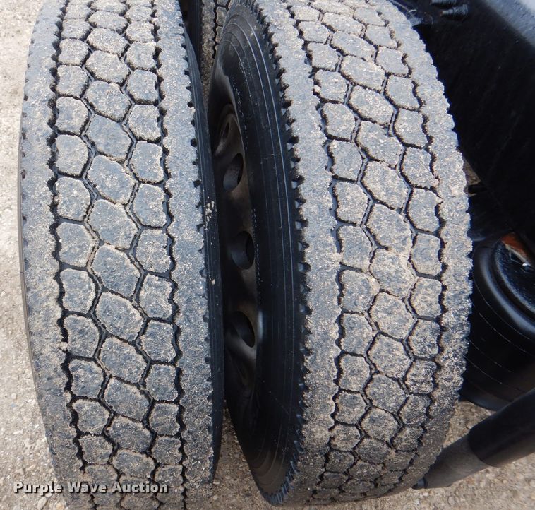 image for item DH7523 2013 Peterbilt 386  semi truck