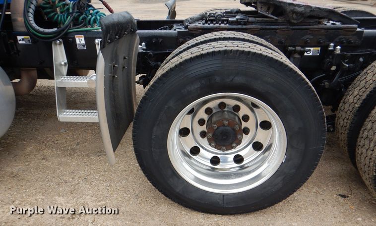 image for item DH7523 2013 Peterbilt 386  semi truck