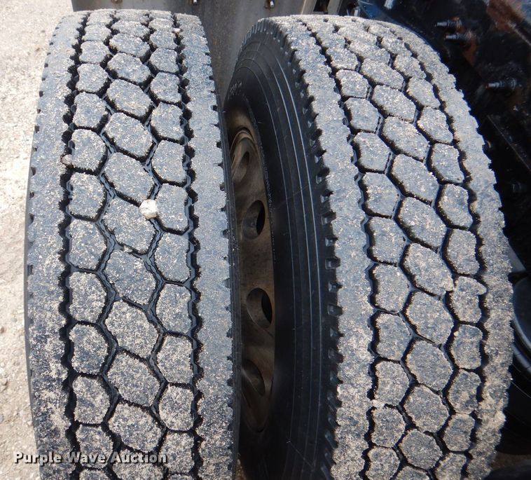 image for item DH7523 2013 Peterbilt 386  semi truck