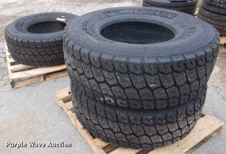 image for item DH7526 (3) Michelin XZY 425/65R22.5 tires