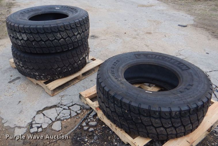 image for item DH7526 (3) Michelin XZY 425/65R22.5 tires