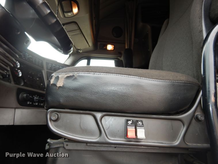 image for item DI6850 2012 Kenworth T700  semi truck