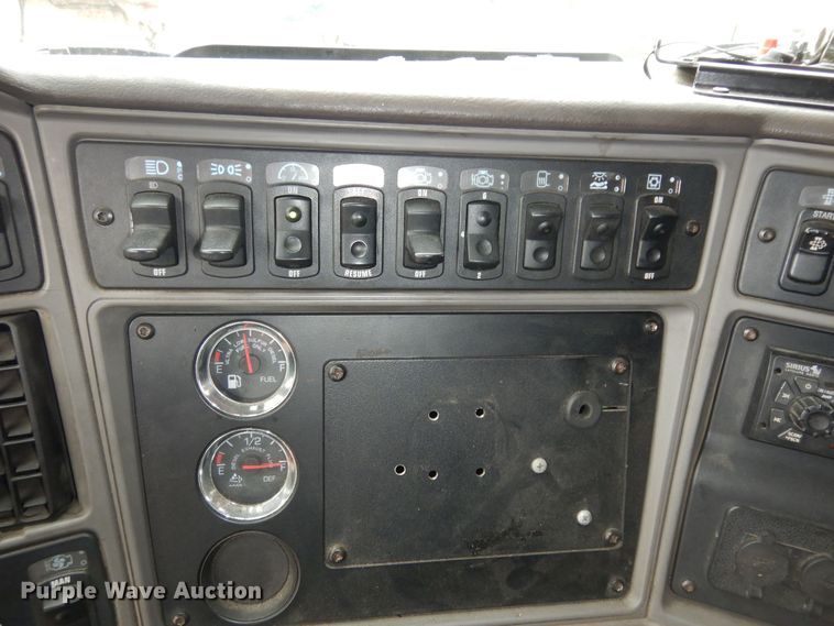 image for item DI6850 2012 Kenworth T700  semi truck