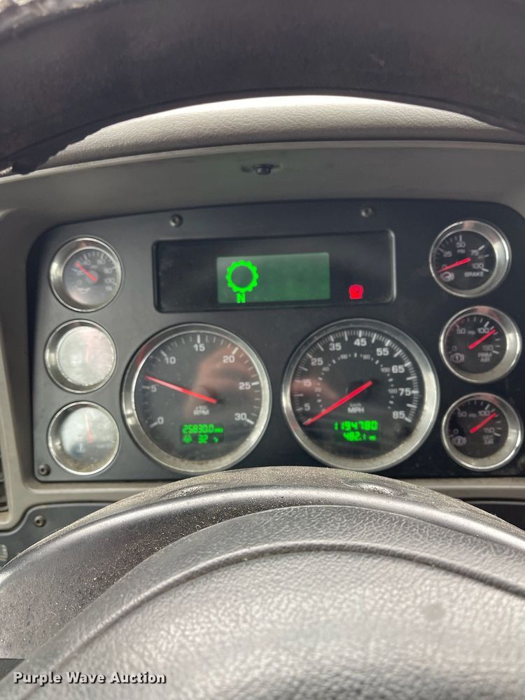 image for item DI6850 2012 Kenworth T700  semi truck