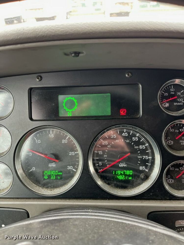 image for item DI6850 2012 Kenworth T700  semi truck