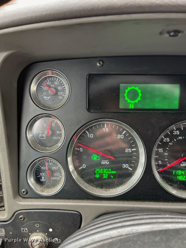 image for item DI6850 2012 Kenworth T700  semi truck