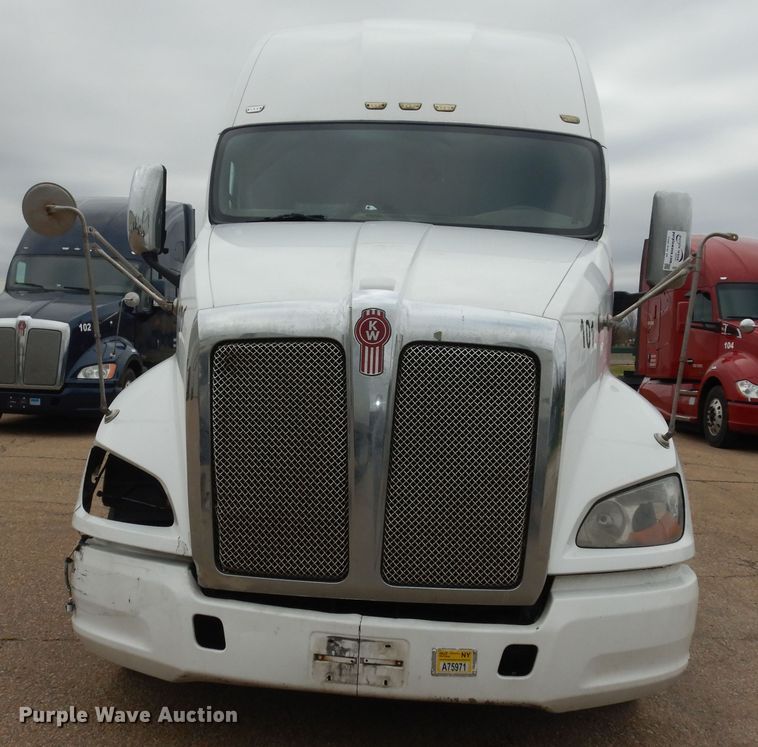 image for item DI6851 2012 Kenworth T700  semi truck