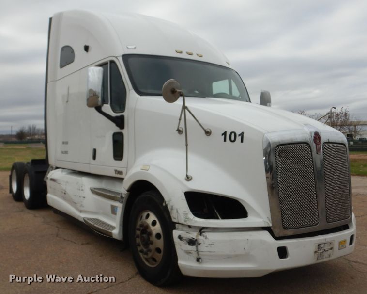 image for item DI6851 2012 Kenworth T700  semi truck