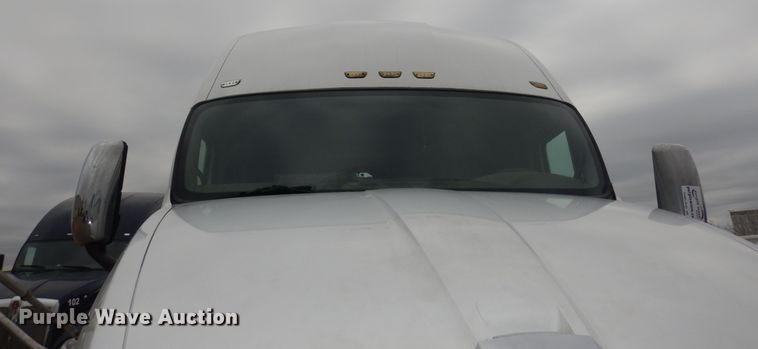 image for item DI6851 2012 Kenworth T700  semi truck