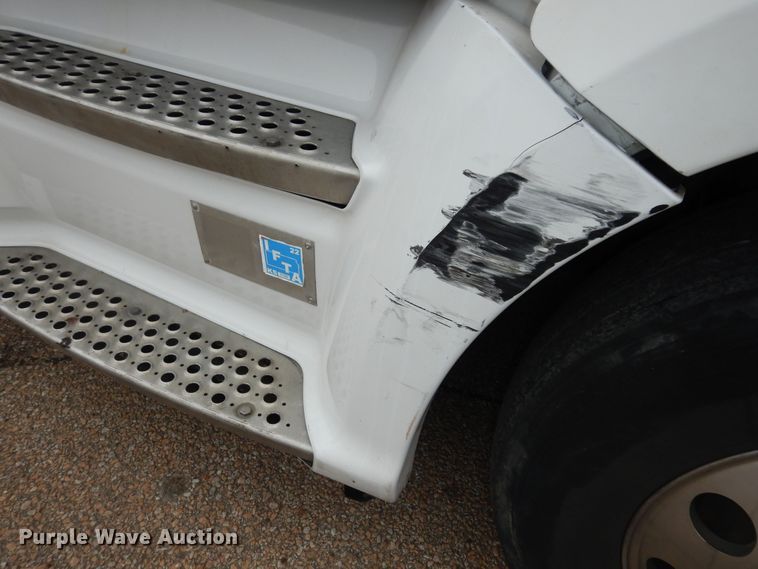 image for item DI6851 2012 Kenworth T700  semi truck