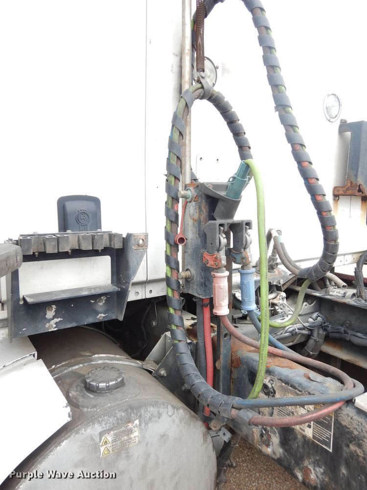 image for item DI6851 2012 Kenworth T700  semi truck