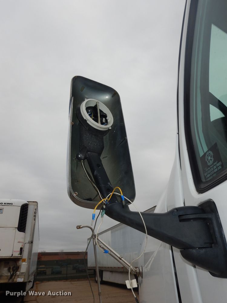 image for item DI6851 2012 Kenworth T700  semi truck