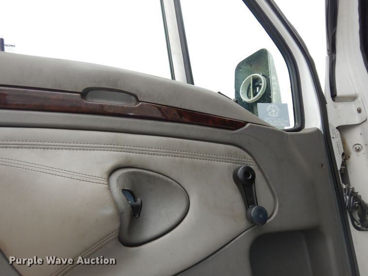 image for item DI6851 2012 Kenworth T700  semi truck