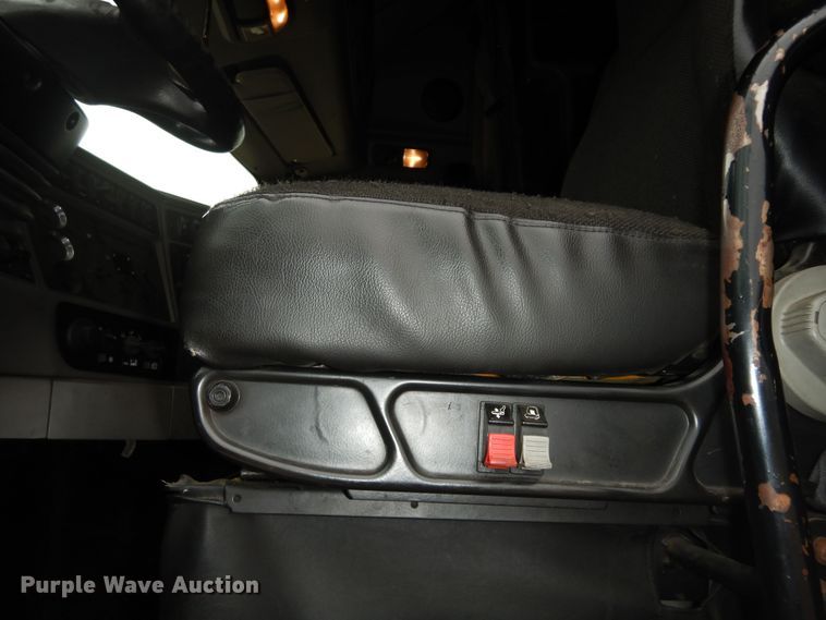 image for item DI6851 2012 Kenworth T700  semi truck