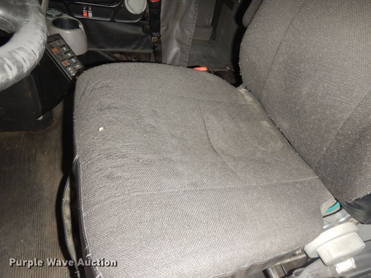 image for item DI6851 2012 Kenworth T700  semi truck