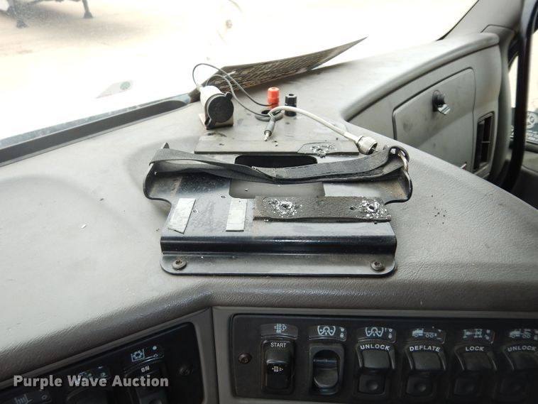 image for item DI6851 2012 Kenworth T700  semi truck