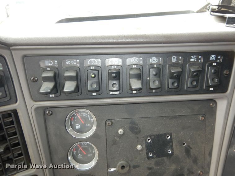 image for item DI6851 2012 Kenworth T700  semi truck