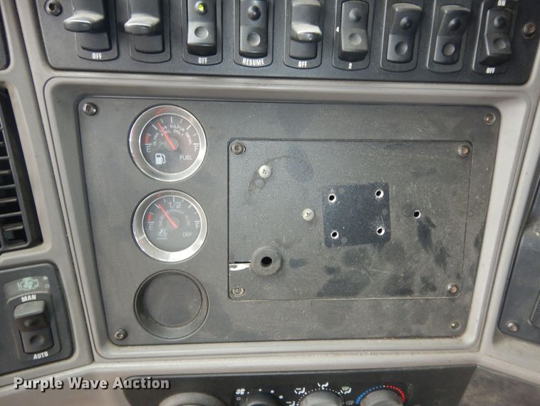 image for item DI6851 2012 Kenworth T700  semi truck