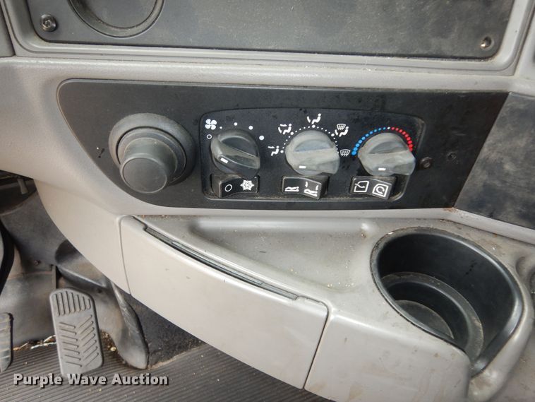 image for item DI6851 2012 Kenworth T700  semi truck