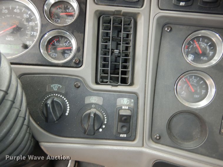 image for item DI6851 2012 Kenworth T700  semi truck