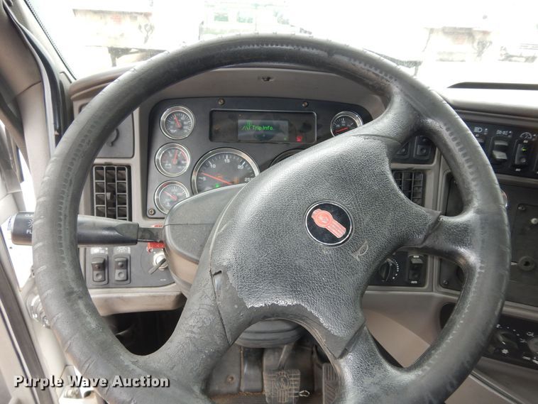 image for item DI6851 2012 Kenworth T700  semi truck