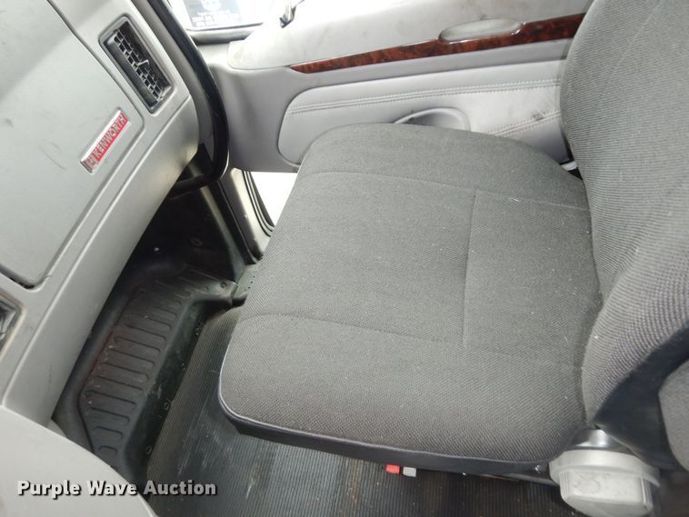 image for item DI6851 2012 Kenworth T700  semi truck