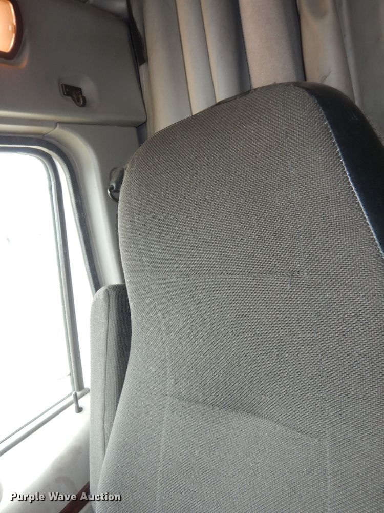 image for item DI6851 2012 Kenworth T700  semi truck