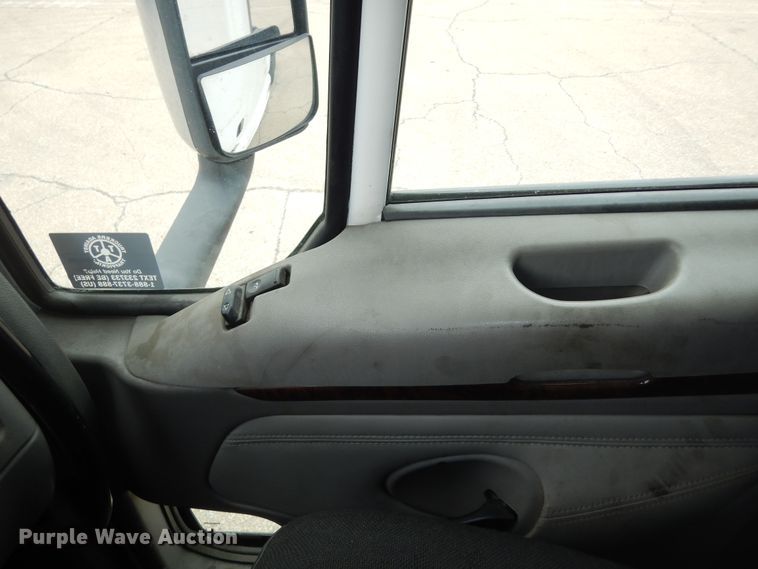 image for item DI6851 2012 Kenworth T700  semi truck