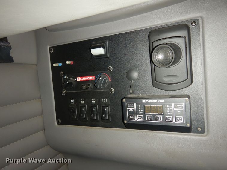 image for item DI6851 2012 Kenworth T700  semi truck