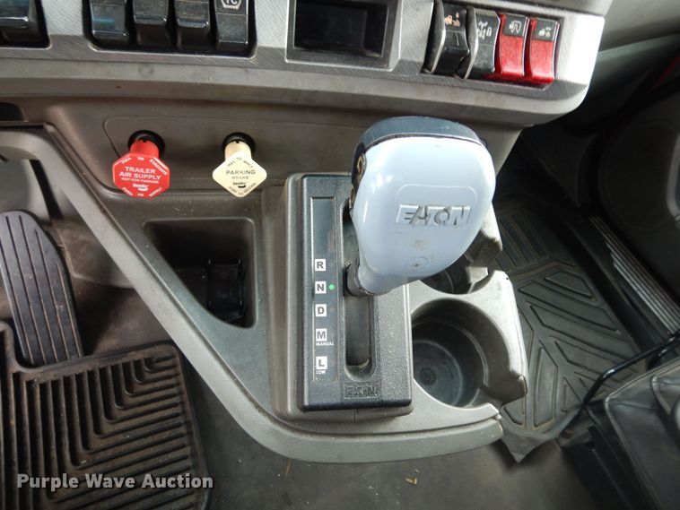 image for item DI6852 2014 Kenworth T680  semi truck