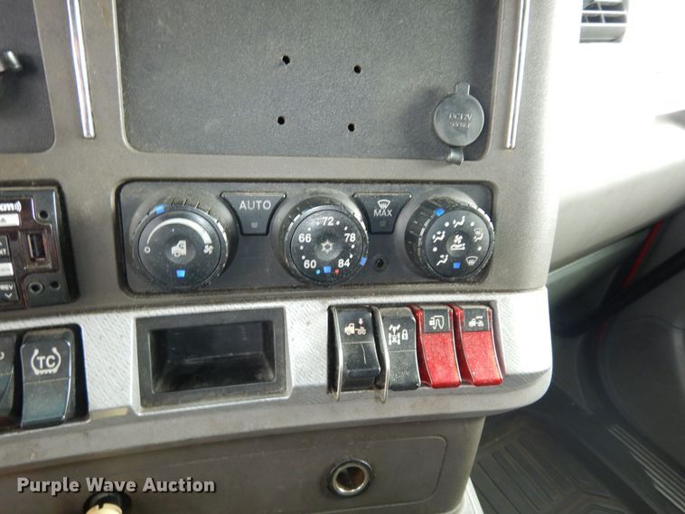 image for item DI6852 2014 Kenworth T680  semi truck