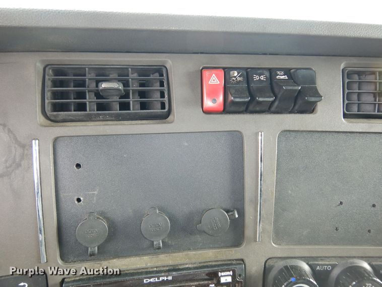 image for item DI6852 2014 Kenworth T680  semi truck