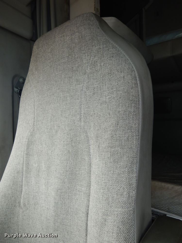 image for item DI6852 2014 Kenworth T680  semi truck