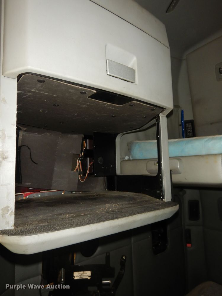 image for item DI6852 2014 Kenworth T680  semi truck