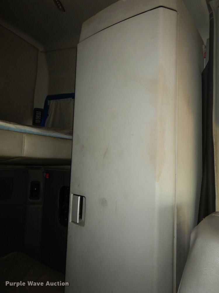 image for item DI6852 2014 Kenworth T680  semi truck