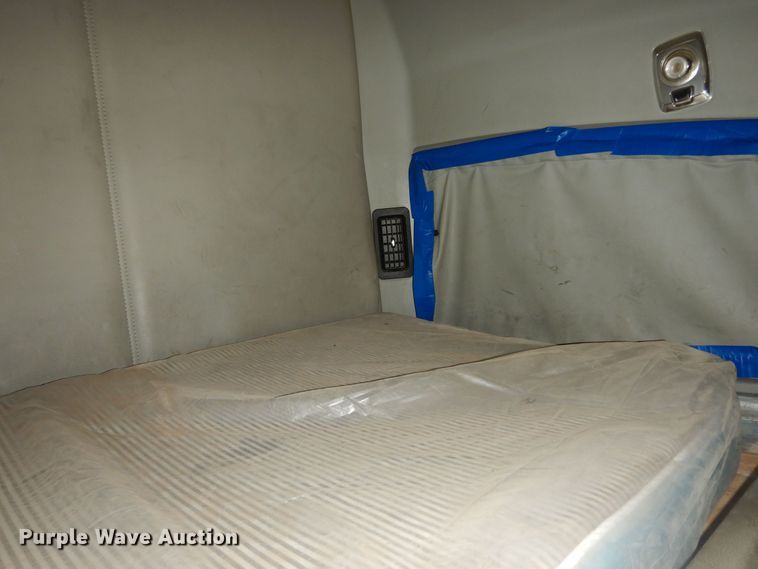 image for item DI6852 2014 Kenworth T680  semi truck