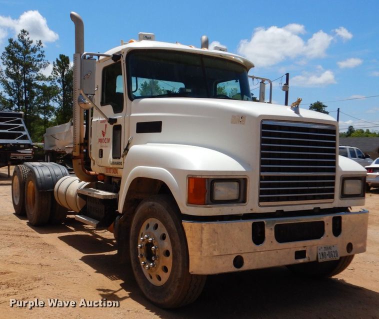 image for item DK6999 2010 Mack CHU613  semi truck