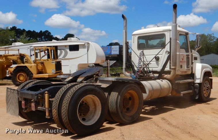 image for item DK6999 2010 Mack CHU613  semi truck