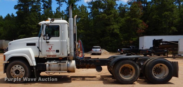 image for item DK6999 2010 Mack CHU613  semi truck