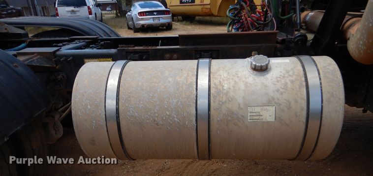 image for item DK6999 2010 Mack CHU613  semi truck