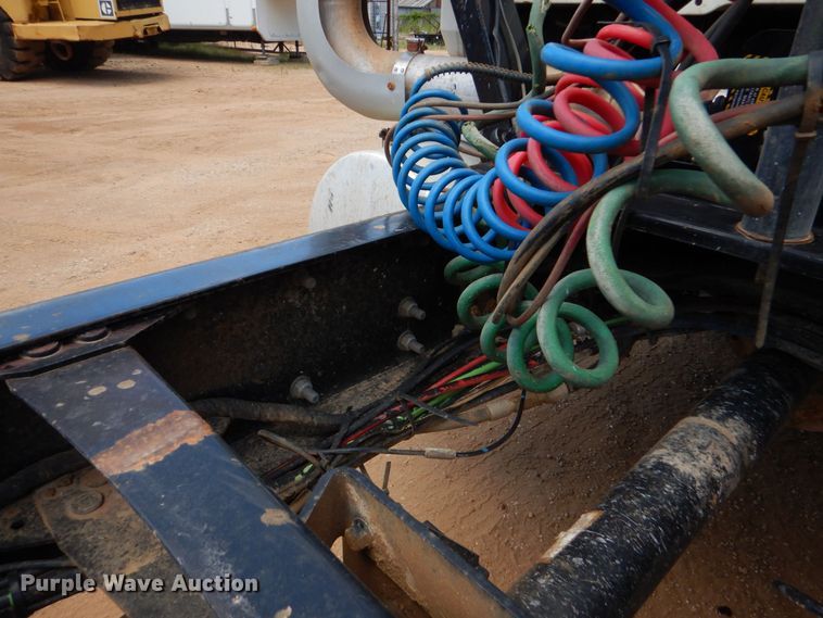 image for item DK6999 2010 Mack CHU613  semi truck