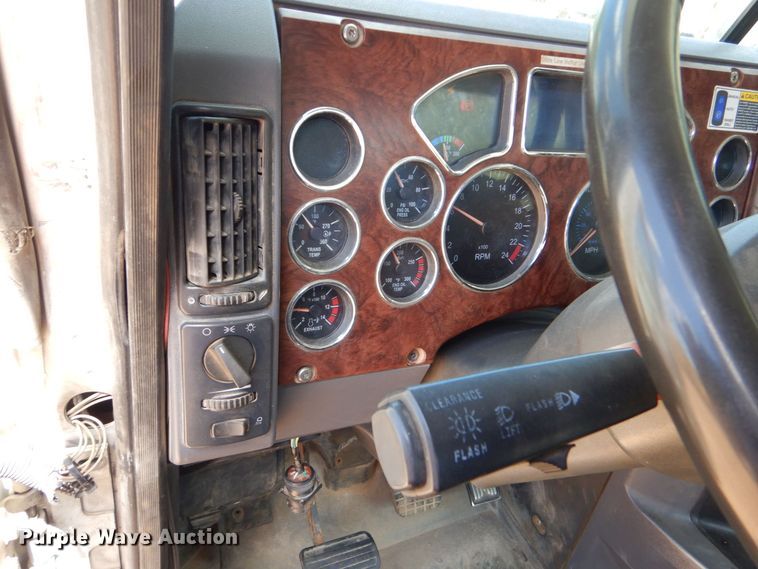 image for item DK6999 2010 Mack CHU613  semi truck