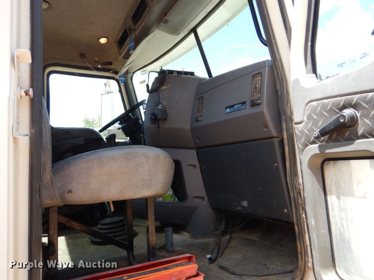 image for item DK6999 2010 Mack CHU613  semi truck